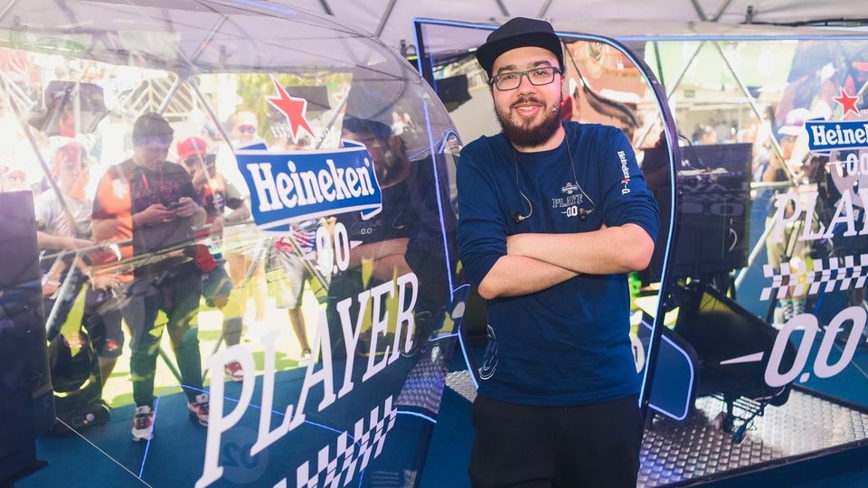 Victor Ludgero no estande do Desafio Player 0.0 da Heineken